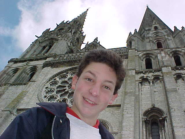 29 - DEVANT LA CATHEDRALE DE CHARTRES.jpg